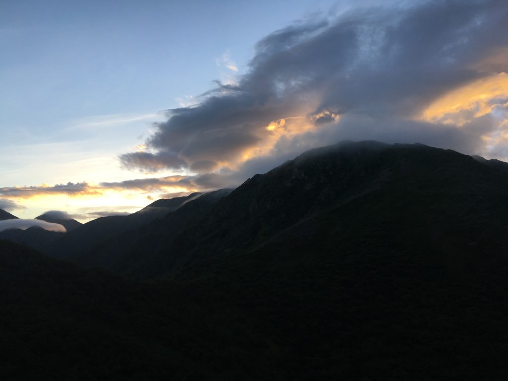 朝焼けに輝く雲と富士山