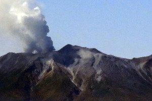 噴煙上げる御嶽山（将棋頭山頂から）