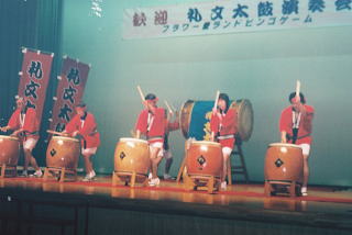 ���[�����ŊJ���ꂽ�當���ۂ̎������U���P�W����